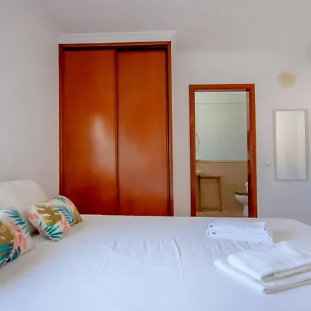 Oura View Apartman *